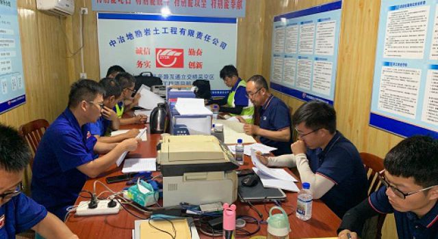 總監(jiān)辦組織召開魯山大道—張辛路立交橋采空區(qū)治理工程8月份工地會(huì)議