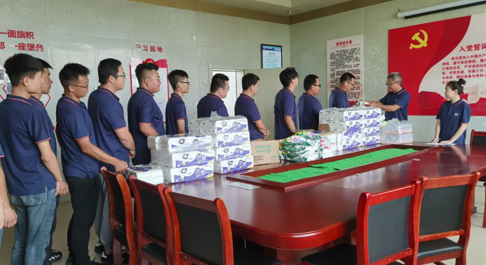 以人為本、關(guān)愛(ài)員工、致敬堅(jiān)守----公司各基層工會(huì)廣泛開(kāi)展“夏送清涼”活動(dòng)