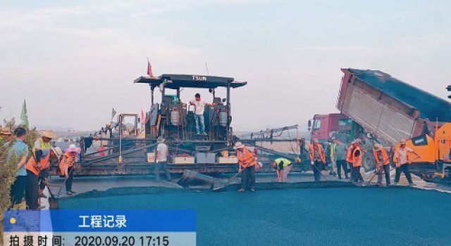 董梁公路新寧段一合同二分部SMA—13瀝青上面層順利完工 董梁公路新寧段一合同二分部SMA—13瀝青上面層順利完工