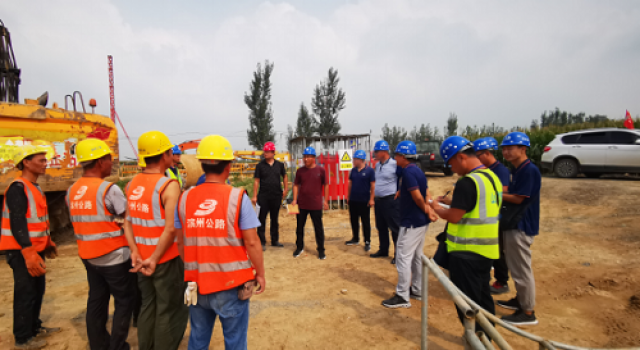 濟(jì)高高速總監(jiān)辦組織駐地辦、項目部對施工班組進(jìn)行技術(shù)交底