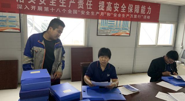 膠海線總監(jiān)辦對施工單位進(jìn)行月度安全環(huán)保檢查