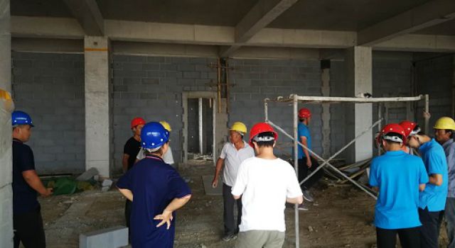 秋季大干熱潮高，服務(wù)區(qū)工地建設(shè)忙