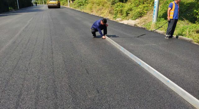 淄川區(qū)幸博路順利完成上面層施工 淄川區(qū)幸博路順利完成上面層施工