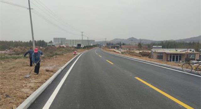 莒縣日夏線呂家崮西至公家莊段道路工程瀝青混凝土路面全線攤鋪完成 莒縣日夏線呂家崮西至公家莊段道路工程瀝青混凝土路面全線攤鋪完成