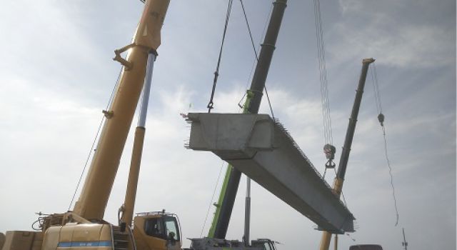 鄆城互通主線(xiàn)橋左幅箱梁全部安裝完成 鄆城互通主線(xiàn)橋左幅箱梁全部安裝完成