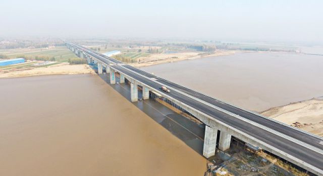 臺(tái)輝高速項(xiàng)目黃河特大橋?yàn)r青面層攤鋪圓滿結(jié)束 臺(tái)輝高速項(xiàng)目黃河特大橋?yàn)r青面層攤鋪圓滿結(jié)束