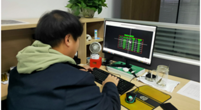 加班加點(diǎn)不言苦，任勞任怨作奉獻(xiàn)