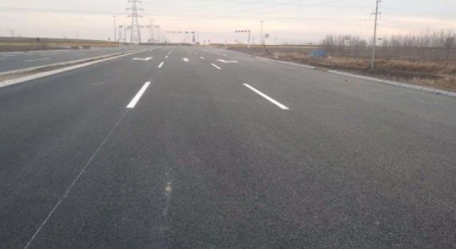 廬山路南延工程（丁莊街道段）進(jìn)行標(biāo)線施工