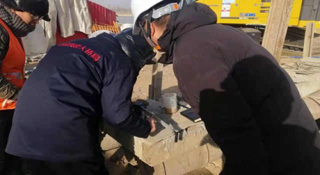 冰凍三尺，不畏嚴(yán)寒，中衛(wèi)下河沿黃河公路大橋項(xiàng)目一片大干景象