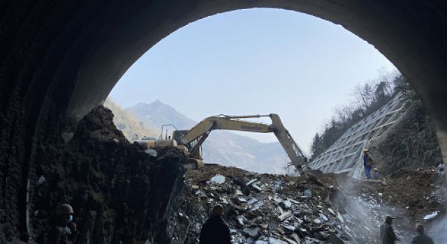 四川九綿高速JL8總監(jiān)辦所轄LJ24合同段趙家山隧道右線順利貫通