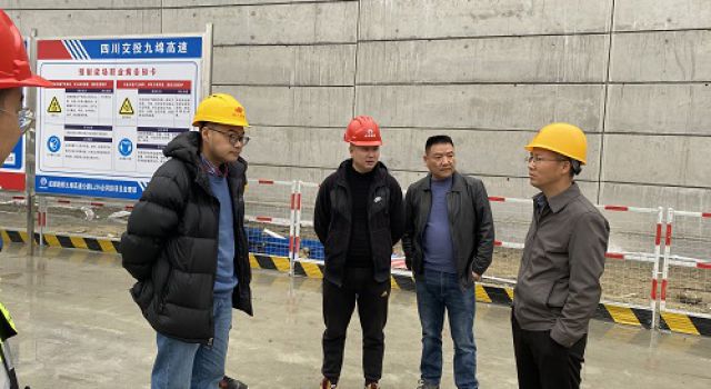 四川綿九公司副總經(jīng)理袁曉斌同志查看JL8總監(jiān)辦轄段復(fù)工復(fù)產(chǎn)情況