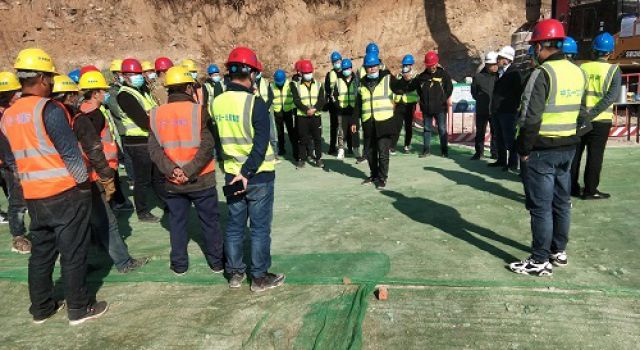 濟(jì)濰高速第二駐地辦組織召開K64+055分離立交樁基施工現(xiàn)場會