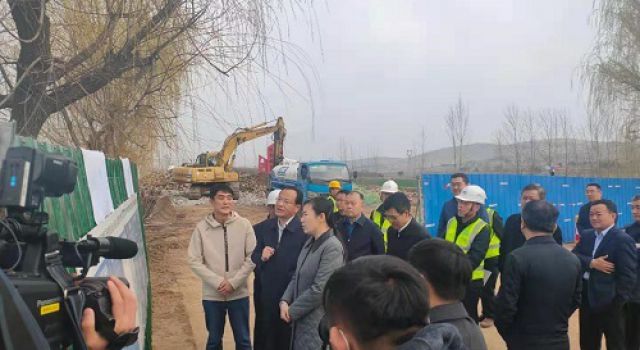 棗莊市市長張宏偉蒞臨S318郯蘭線嶧城區(qū)仙人洞至店韓路段改建工程項(xiàng)目調(diào)研