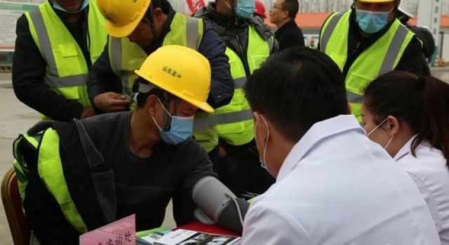 濟(jì)南大西環(huán)項目開展“紅色紐帶  品質(zhì)西環(huán)——真情關(guān)愛，溫暖與您同行”關(guān)愛農(nóng)民工活動