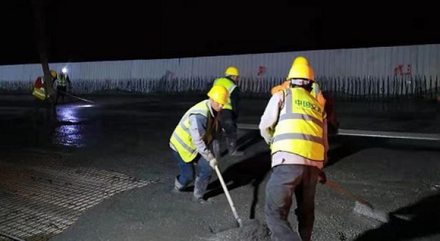 日蘭巨荷一標(biāo)段趙王河大橋橋面鋪裝順利完成