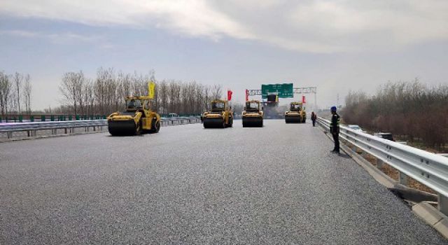 日蘭巨菏二標段復產(chǎn)后第一次瀝青上面層攤鋪順利完成