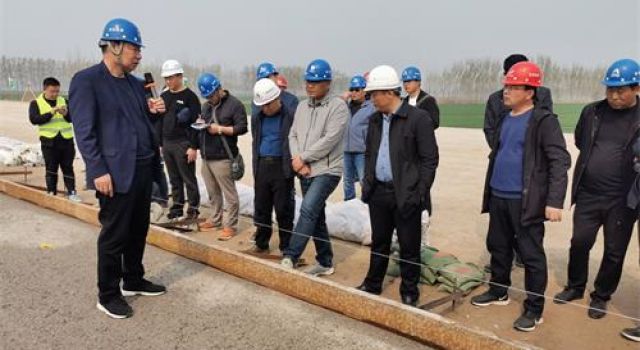 濟高高速總監(jiān)辦組織召開水泥穩(wěn)定碎石底基層首件施工總結現(xiàn)場會