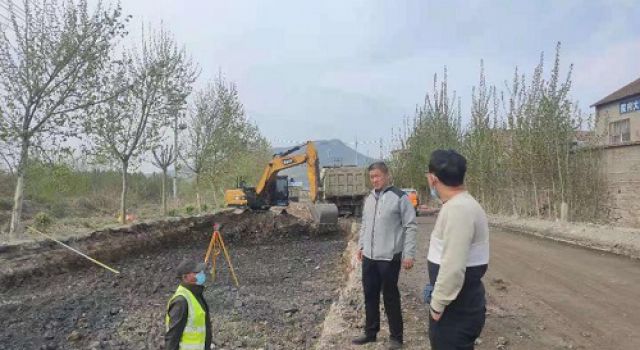 業(yè)主代表和監(jiān)理處對縣道海博路進行環(huán)保專項檢查