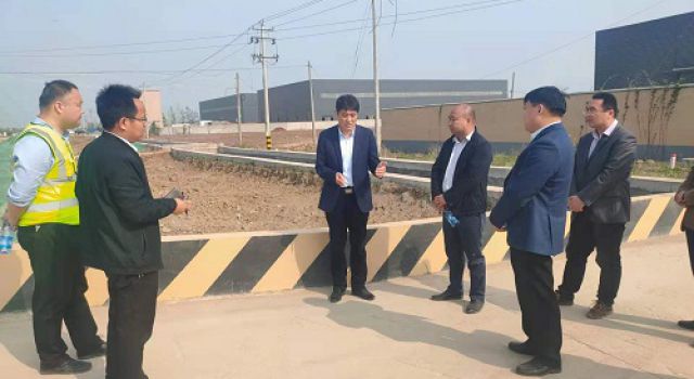 賈涵輝局長蒞臨S318郯蘭線嶧城區(qū)仙人洞至店韓路段改建工程項(xiàng)目督導(dǎo)