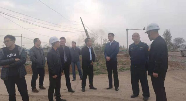 棗莊市交通運(yùn)輸局魏路坦科長蒞臨S318郯蘭線嶧城區(qū)仙人洞至店韓路段改建工程項(xiàng)目進(jìn)行督導(dǎo)