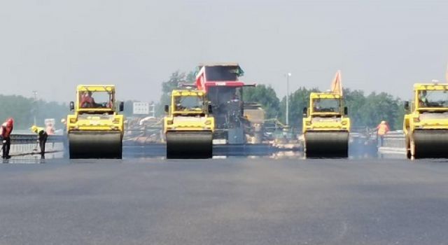 五一奮戰(zhàn)守崗位，勞動(dòng)奉獻(xiàn)笑開顏