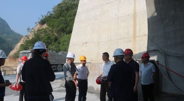 四川綿九公司董事長曾杰一行到LJ26合同段檢查指導(dǎo)工作