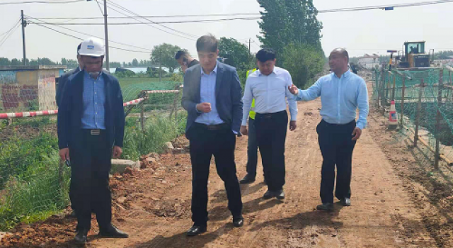 賈涵輝局長蒞臨S318郯蘭線嶧城區(qū)仙人洞至店韓路段改建工程項目檢查指導(dǎo)工作