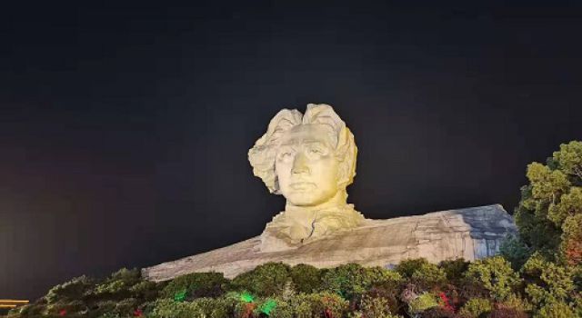 接受紅色教育，提升自身覺悟--游橘子洲頭有感