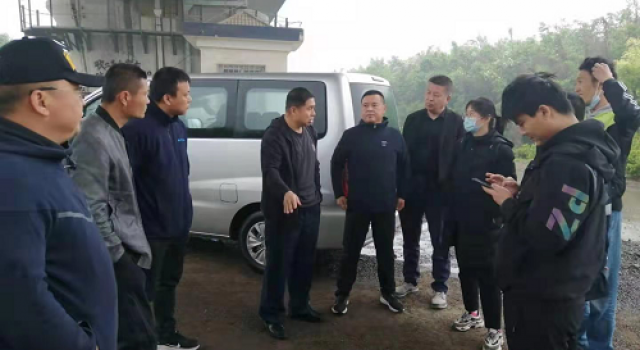 周村區(qū)交通運(yùn)輸局梅局長(zhǎng)到姜萌路北段檢查指導(dǎo)工作