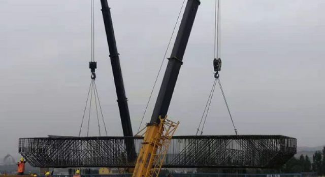 濟南至濰坊高速公路四標段一工區(qū)K52+258.1分離立交蓋梁整體吊裝