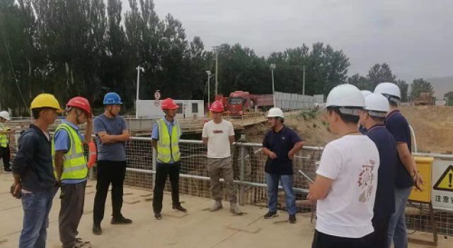 中衛(wèi)下河沿黃河公路大橋主橋大體積承臺(tái)首層混凝土順利澆筑完成