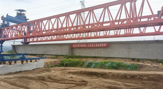 濟濰高速四標段K52+258.1分離立交箱梁吊裝順利開展