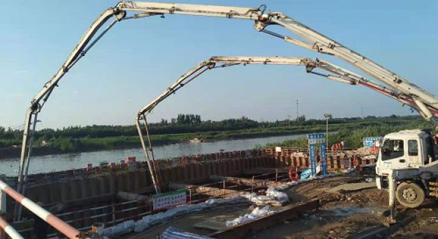 濟(jì)南大西環(huán)項目徒駭河特大橋主墩首座大體積承臺混凝土澆筑完成