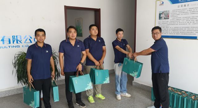 炎炎夏日送清涼，滴滴關(guān)懷暖人心