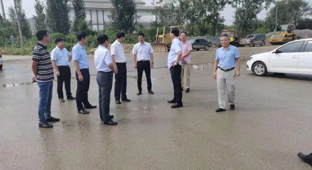 棗莊市交通運(yùn)輸局李清華局長(zhǎng)到S318郯蘭線檢查指導(dǎo)工作