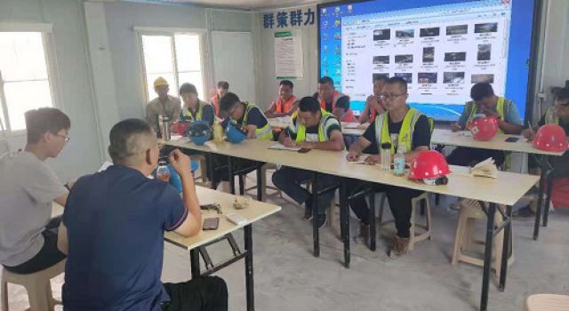 濟濰高速青風嶺隧道組織召開現(xiàn)場會議