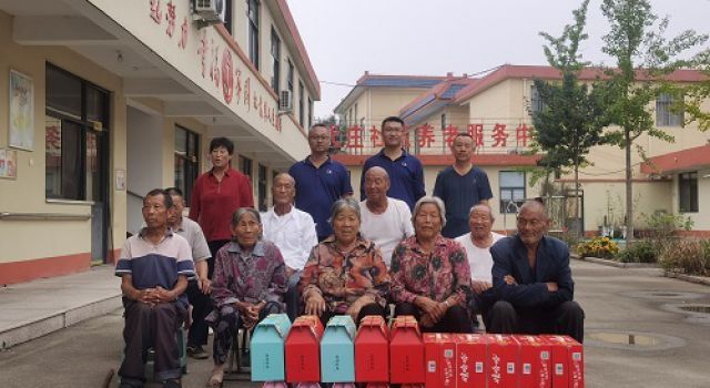 中秋佳節(jié)敬老愛(ài)老我們?cè)谛袆?dòng)