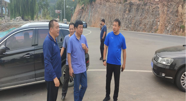 淄川區(qū)交通局領(lǐng)導(dǎo)對淄中路綠化工程現(xiàn)場督導(dǎo)