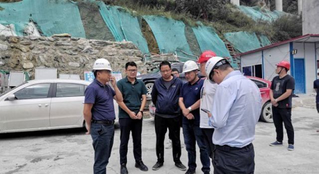 綿九公司副總經(jīng)理對九綿高速公路進行節(jié)前安全檢查