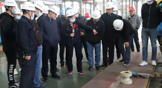 寧夏公路管理中心建設(shè)一處對下河沿項(xiàng)目鋼梁加工進(jìn)行專項(xiàng)檢查