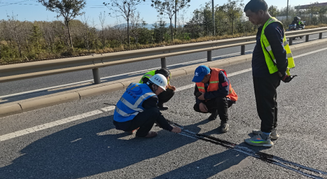 日照市嵐山區(qū)瀝青路面開槽灌縫養(yǎng)護(hù)工程現(xiàn)場安全質(zhì)量管控