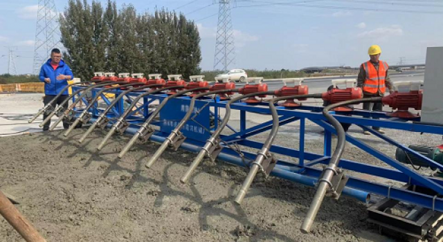  濟(jì)高高速一標(biāo)唐王南收費(fèi)站混凝土路面首件施工