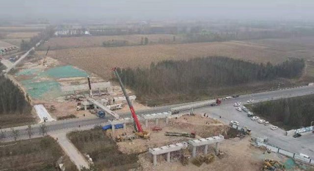 濟(jì)南繞城高速公路二環(huán)線西環(huán)段跨G308國(guó)道分離立交首片箱梁吊裝完成