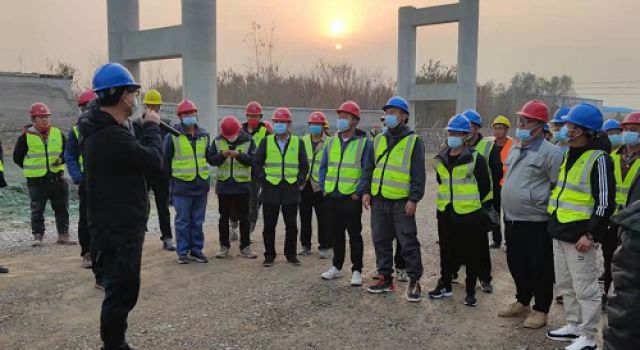 濟(jì)濰高速第二駐地辦在四合同洪山樞紐召開安全文明施工現(xiàn)場會