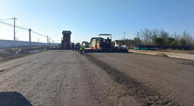 高青縣上海路北延（趙班路）改建項目水穩(wěn)碎石試驗段攤鋪施工