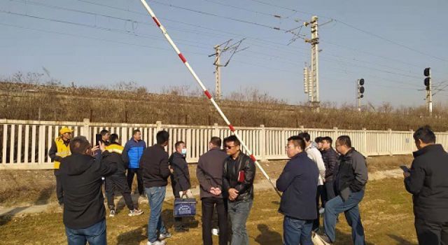 大西環(huán)項(xiàng)目組織召開上跨邯濟(jì)鐵路立交橋設(shè)計(jì)技術(shù)交底及現(xiàn)場設(shè)備調(diào)查會議