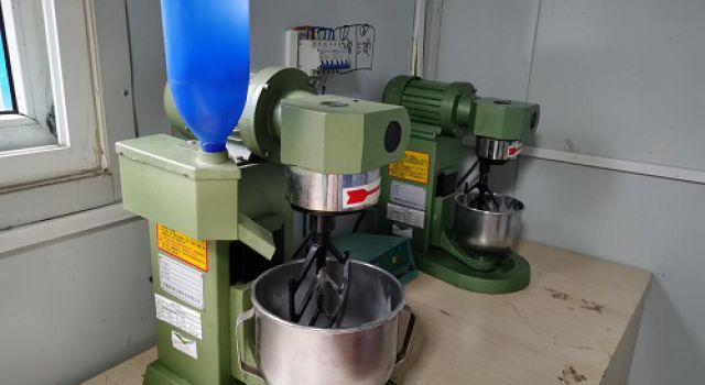 德州市外環(huán)提升工程總監(jiān)辦試驗(yàn)室組織員工對(duì)水泥試驗(yàn)的培訓(xùn)學(xué)習(xí)