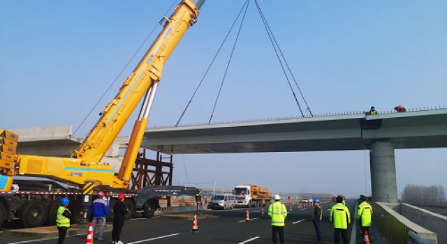 新聞 唐王東樞紐互通B、C匝道橋 上跨青銀高速鋼箱梁吊裝順利完成