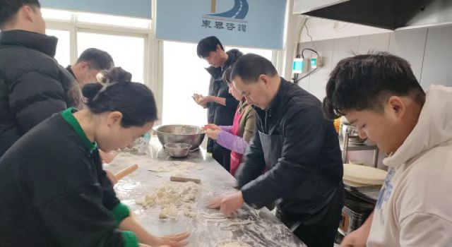 絲絲關(guān)懷寄情深、濃濃情誼飄餃香