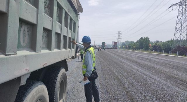 喜訊！濟(jì)菏施工一標(biāo)瀝青上面層鋪筑圓滿完成！